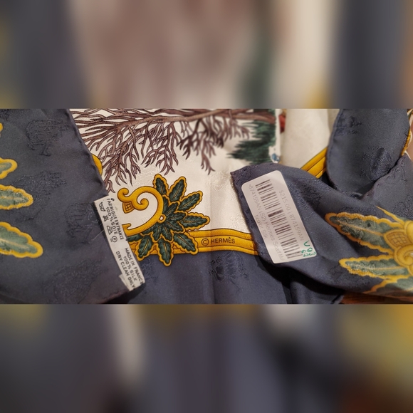 Merry Christmas Make Offer on Authentic HERMÈS Carre 90 Silk Scarf Joies d' H. - Picture 3 of 13